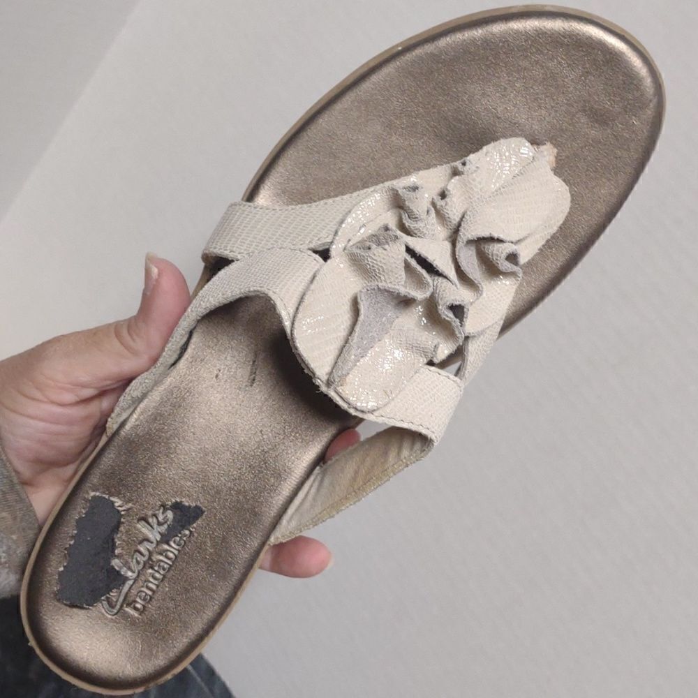 Clarks Sandals Size 8.5  - Picture 4 of 4